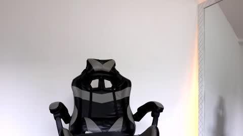  R U S S E L L  online show from 11.06.25