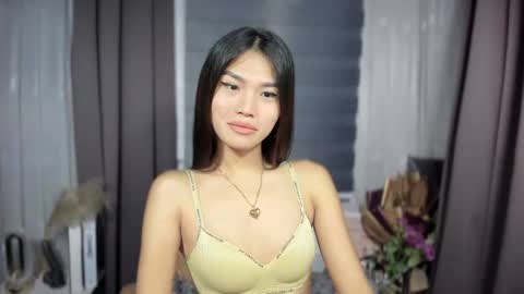 Snapshot of sabrina_maxx chatting on 11.08.25 Nadine online show from 11.08.25