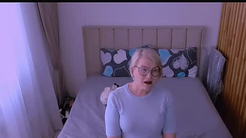 Snapshot of sabrinamacmarren chatting on 04.17.26 Sabrina MacMarren online show from 04.17.26