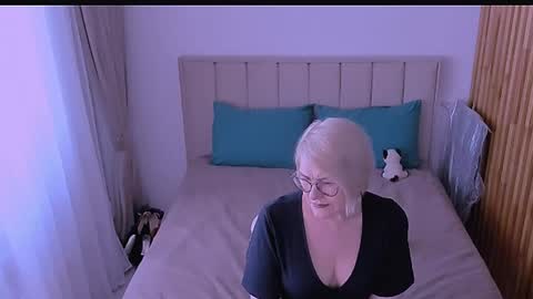 Snapshot of sabrinamacmarren chatting on 04.21.26 Sabrina MacMarren online show from 04.21.26