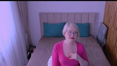 Snapshot of sabrinamacmarren chatting on 04.23.26 Sabrina MacMarren online show from 04.23.26