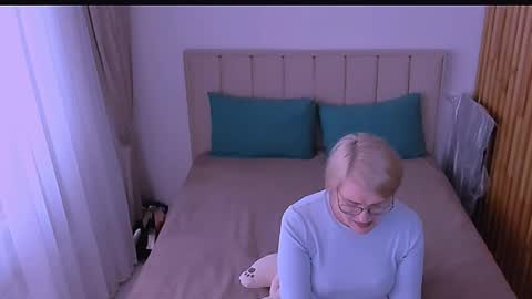 Snapshot of sabrinamacmarren chatting on 04.25.26 Sabrina MacMarren online show from 04.25.26