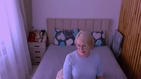 Snapshot of sabrinamacmarren chatting on 05.17.26 Sabrina MacMarren online show from 05.17.26