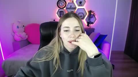 Snapshot of sabrinviolet chatting on 04.04.26 Sabrina Violet online show from 04.04.26