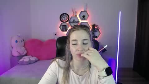 Snapshot of sabrinviolet chatting on 04.17.26 Sabrina Violet online show from 04.17.26