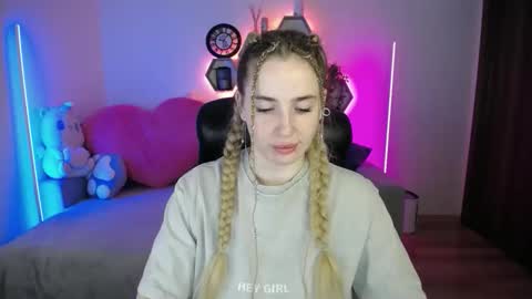 Snapshot of sabrinviolet chatting on 05.18.26 Sabrina Violet online show from 05.18.26