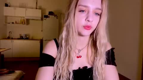 Snapshot of sailormoon666_ chatting on 12.18.25 Sofia online show from 12.18.25