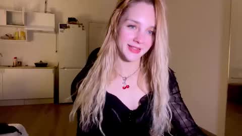 Snapshot of sailormoon666_ chatting on 12.18.25 Sofia online show from 12.18.25