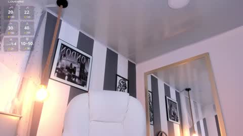 Snapshot of salome__evans chatting on 01.29.25 salome__evans online show from 01.29.25