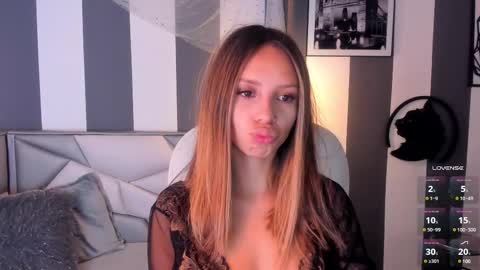 Snapshot of salome__evans chatting on 03.11.25 salome__evans online show from 03.11.25