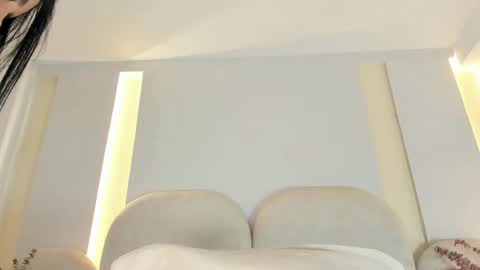 Snapshot of salomebell chatting on 11.11.25 online show from 11.11.25