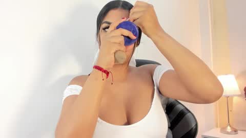 Snapshot of salomebell chatting on 11.16.25 online show from 11.16.25