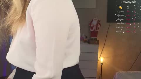 Snapshot of salut_love chatting on 12.20.25 Ruby online show from 12.20.25