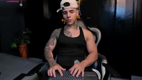 Snapshot of salvatore_damore chatting on 11.25.25 SALVATORE online show from 11.25.25