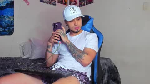 Snapshot of salvatore_dereck chatting on 12.01.25 online show from 12.01.25