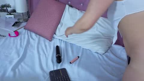 Snapshot of samanta_colen chatting on 10.31.25 Samanta online show from 10.31.25