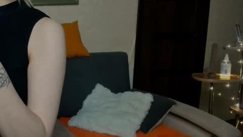 Snapshot of samyscott chatting on 11.06.25 SamyScott online show from 11.06.25