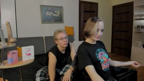 Snapshot of samyscott chatting on 11.28.25 SamyScott online show from 11.28.25