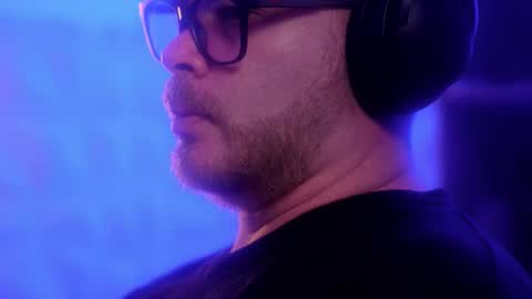 Snapshot of sanders_white chatting on 11.28.25 Sanders online show from 11.28.25