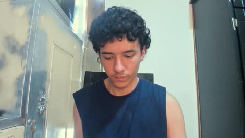 Snapshot of santi_twink19 chatting on 11.11.25 santi_twink19 online show from 11.11.25