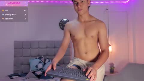 Snapshot of santy_stump chatting on 09.17.25 santy_stump online show from 09.17.25