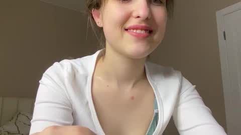 Snapshot of saphirree chatting on 02.25.26 Anny online show from 02.25.26