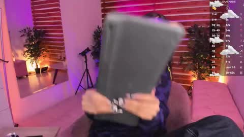 Snapshot of sapphire_venus chatting on 11.14.25 Valerin online show from 11.14.25