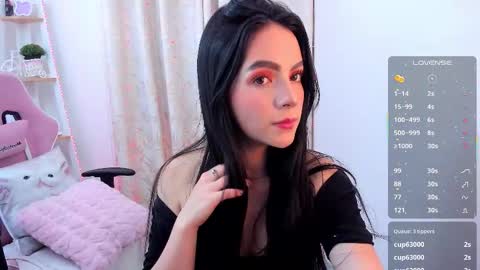 Snapshot of sara_alvarez_ chatting on 10.10.25 Sara online show from 10.10.25