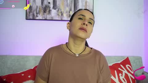 Snapshot of sara_charmy chatting on 11.30.25 online show from 11.30.25