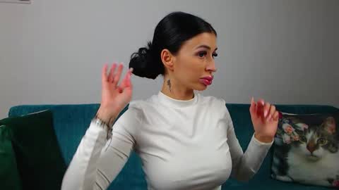 Snapshot of sara_daisy chatting on 11.30.25 Im Sara I am happy to be here online show from 11.30.25