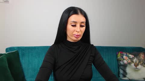 Snapshot of sara_daisy chatting on 12.14.25 Im Sara I am happy to be here online show from 12.14.25