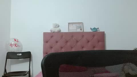 Snapshot of sara_f_w chatting on 12.17.25 Sara online show from 12.17.25