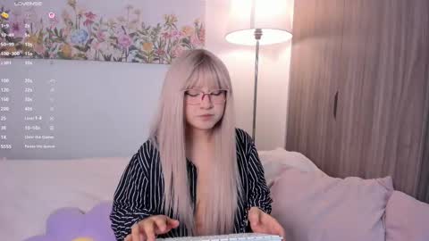 Sara  new account  give me thomb up  Follow me   help me reach 15k followers again   online show from 09.13.25