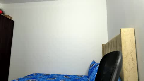 Snapshot of sara_muscle chatting on 04.15.26 Sara online show from 04.15.26