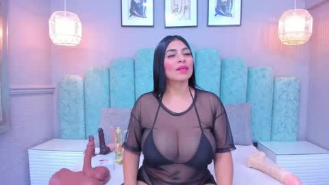 Snapshot of sara_vanegas1 chatting on 01.08.25 Sara online show from 01.08.25