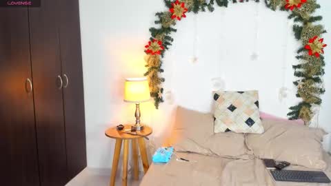 Snapshot of sarah__cinnamon chatting on 11.30.25 sarah cinnamon online show from 11.30.25