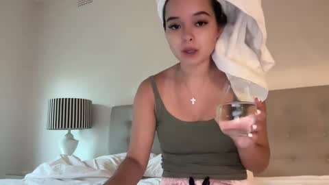 Snapshot of sarah_heart_aus chatting on 01.12.25 Sarah Heart Aus online show from 01.12.25