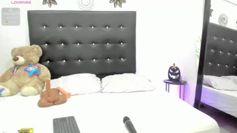 Snapshot of sarah_lowee chatting on 10.22.25 sarah_lowee online show from 10.22.25