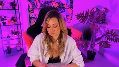 Snapshot of sarahholly chatting on 03.02.25 Divine Sarah NONUDE model online show from 03.02.25
