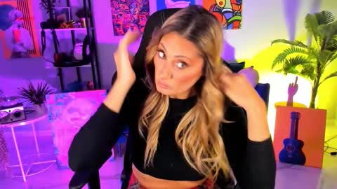 Snapshot of sarahholly chatting on 10.16.25 Divine Sarah NONUDE model online show from 10.16.25