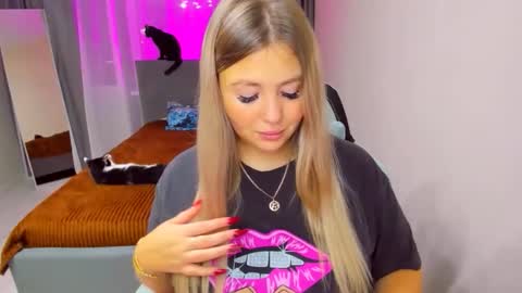 Snapshot of sarahmils chatting on 11.08.25 Sarah online show from 11.08.25