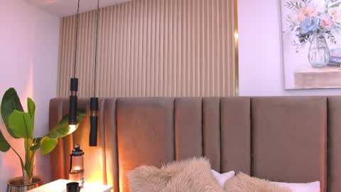 Sara Lugo  online show from 05.25.26