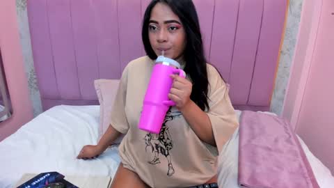 Snapshot of saramagiic chatting on 02.02.25 online show from 02.02.25