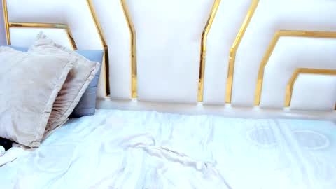 Snapshot of saramagiic chatting on 09.17.25 online show from 09.17.25