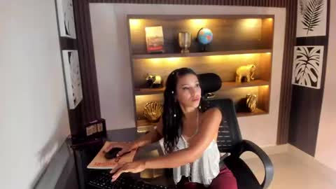 Snapshot of saramyers chatting on 06.20.26 Sara online show from 06.20.26