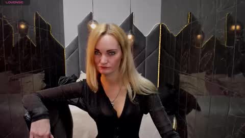 Snapshot of sarasubtlety chatting on 09.19.25 Sara online show from 09.19.25