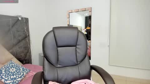 Snapshot of sarawagner_ chatting on 11.04.25 online show from 11.04.25