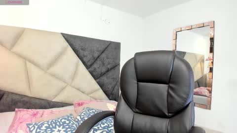 Snapshot of sarawagner_ chatting on 11.13.25 online show from 11.13.25