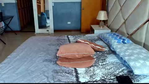 Snapshot of sarawonder69x chatting on 12.20.25 Sara Rivera online show from 12.20.25