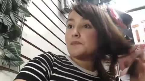 Snapshot of sarayx chatting on 11.27.25 mery online show from 11.27.25